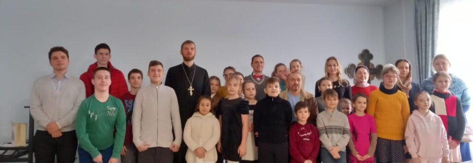 Актер молодежного театра выступил перед детьми Покровского храма станицы Елизаветинской